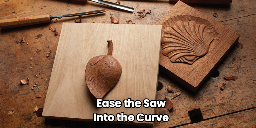 Ease the Saw
Into the Curve