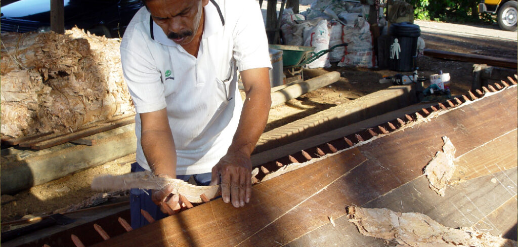 How to Cut Dowels From Wood
