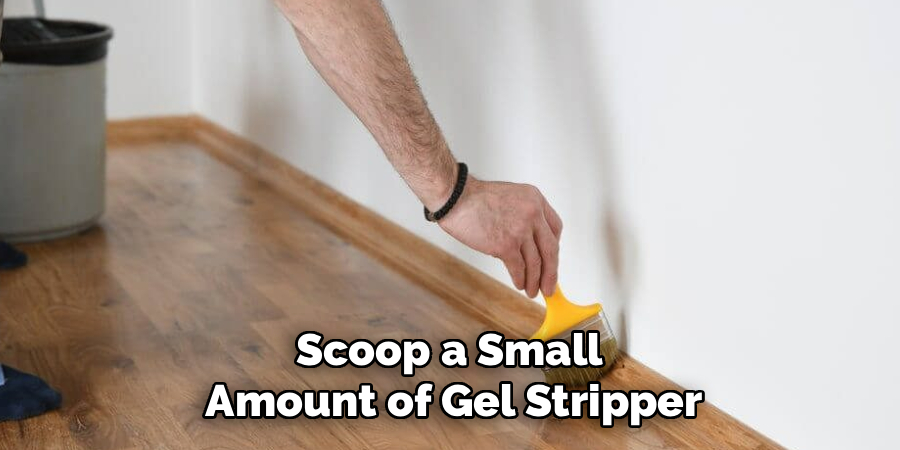 Scoop a Small
Amount of Gel Stripper